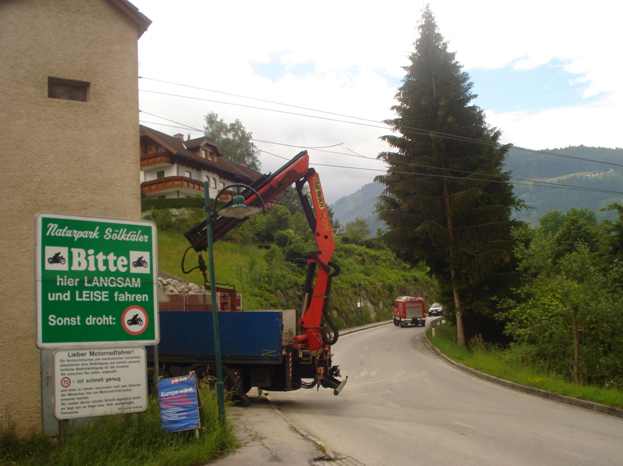 LKW in Hochspannungsleitung