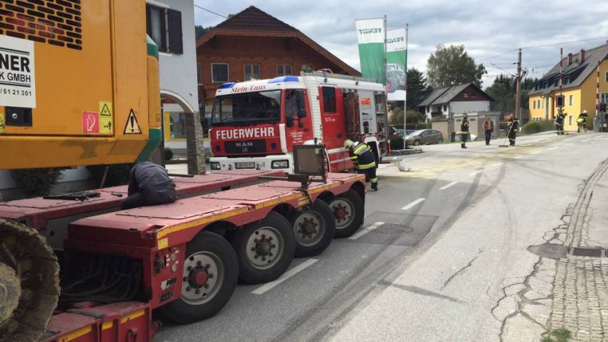 Schwertransporter platzt Hydraulikschlauch