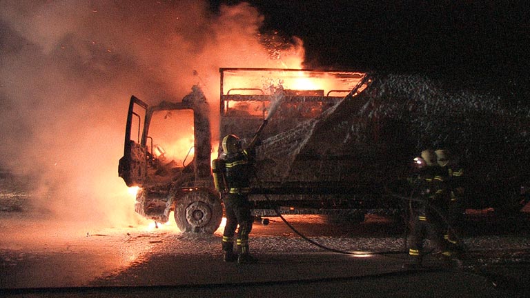 Post-LKW auf der Ennstalbundesstraße in Vollbrand