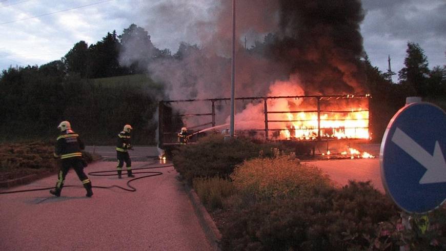 LKW mit 23 Tonnen Bleiakkus bei Gröbming in Vollbrand