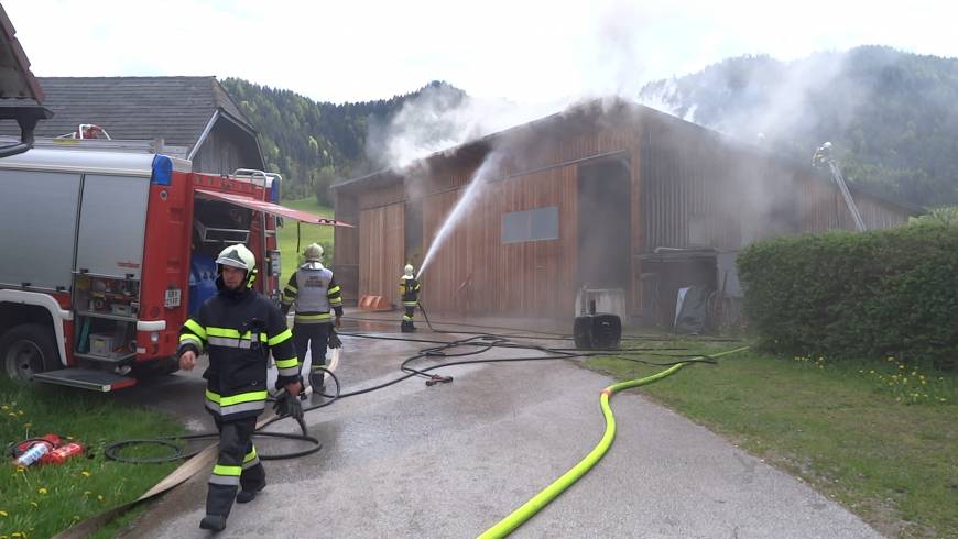 8 Feuerwehren bei Brand einer PV-Anlage stark gefordert