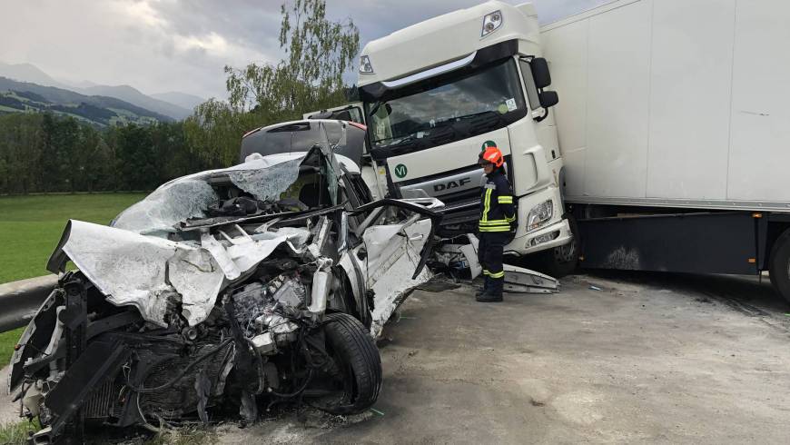 Schwerer Verkehrsunfall auf der B320