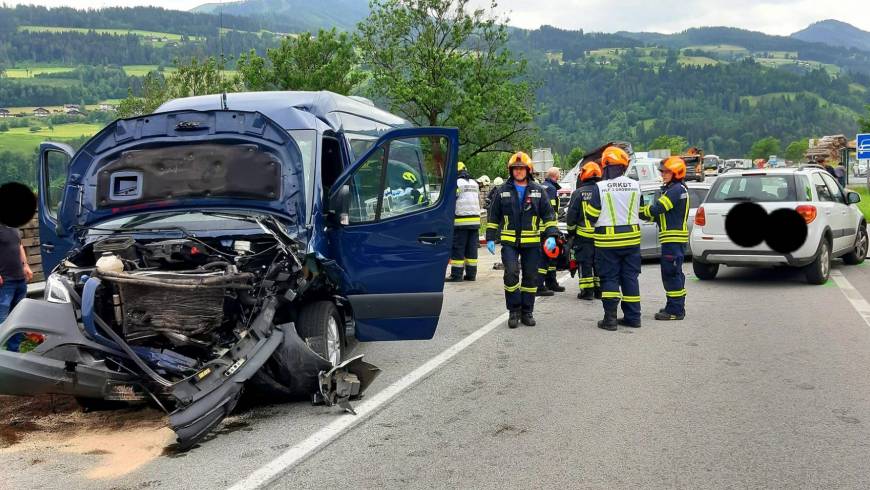 Verkehrsunfall mit 4 Fahrzeugen