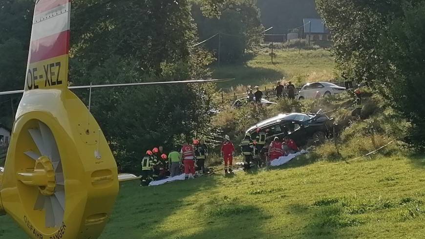 B320: Unfall mit Van fordert zwei Schwerverletzte