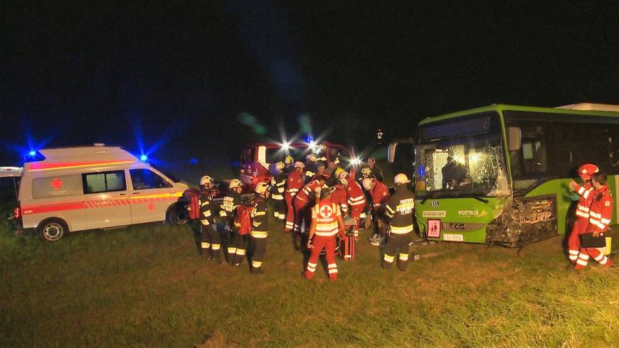 Alko-Lenker kollidierte mit Linienbus: vier teils schwer Verletzte